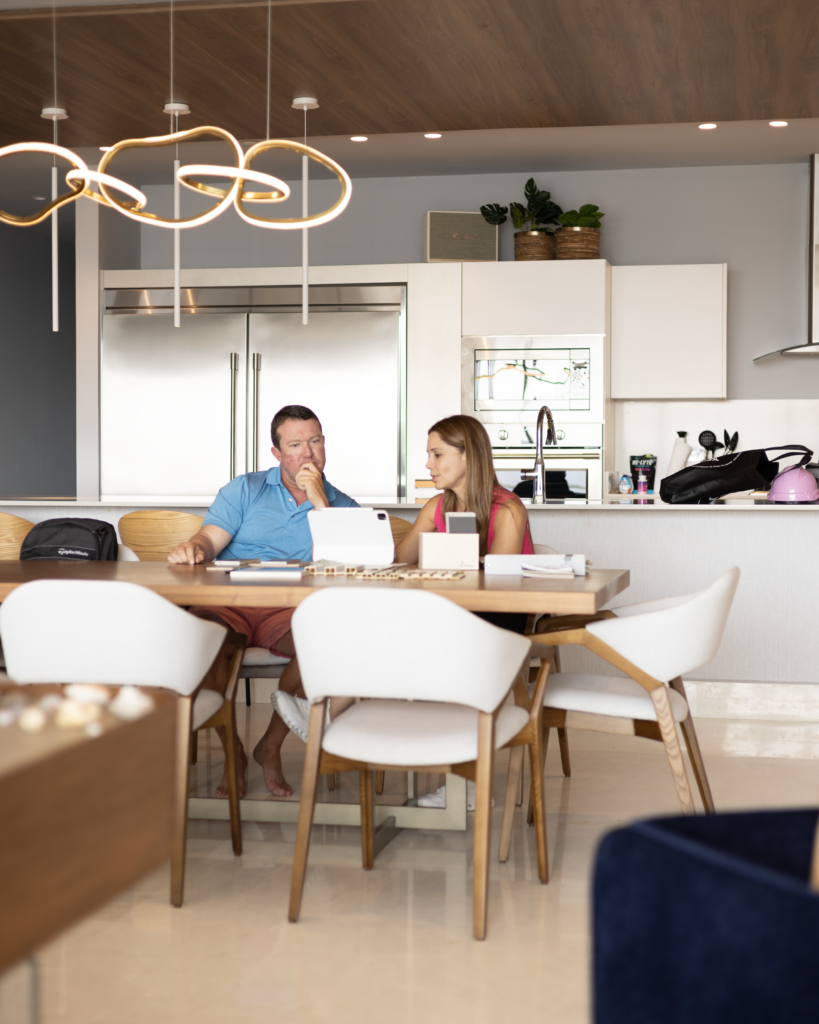 Muestrario de materiales, telas y mármoles para interiorismo de lujo en Panamá